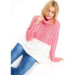 SWETER GOLF DŁUGI RĘKAW DAMSKI LUŹNY. Różowe golfy damskie marki TROLL, na zimę, l, z dzianiny. W wyprzedaży za 49,99 zł.