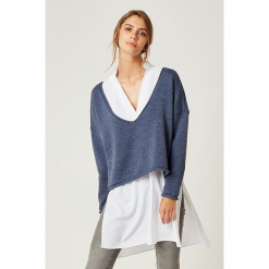 Sweter w kolorze niebieskim. Niebieskie swetry klasyczne damskie marki SCUI. W wyprzedaży za 139,95 zł.