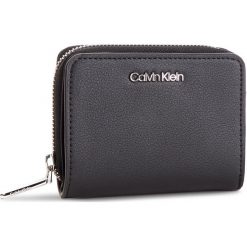 Mały Portfel Damski CALVIN KLEIN - Stitch Med Zip W/Flap K60K604857 001. Czarne portfele damskie Calvin Klein, ze skóry ekologicznej. Za 279,00 zł.