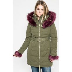 Guess Jeans - Parka. Zielone parki damskie marki Guess Jeans, s, w paski, z bawełny, długie, z kapturem. W wyprzedaży za 479,90 zł.