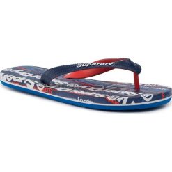 Japonki SUPERDRY - Aop Flip Flop MF300003A Navy 11S. Niebieskie klapki męskie Superdry, bez wzorów, z tworzywa sztucznego. Za 109,00 zł.