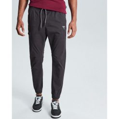 Spodnie jogger - Szary. Szare spodnie męskie Cropp, m, bez wzorów. W wyprzedaży za 89,99 zł.