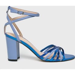 Guess Jeans - Sandały. Niebieskie sandały damskie Guess Jeans, z aplikacjami, z jeansu, z okrągłym noskiem, bez obcasa, na obcasie, na klamry. W wyprzedaży za 349,90 zł.