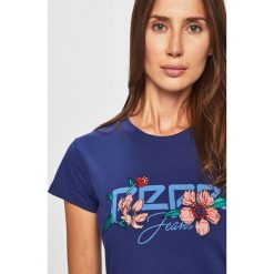 Pepe Jeans - T-shirt Alissa. Niebieskie bluzki damskie Pepe Jeans, s, z aplikacjami, z bawełny, z okrągłym kołnierzem, z krótkim rękawem. W wyprzedaży za 119,90 zł.