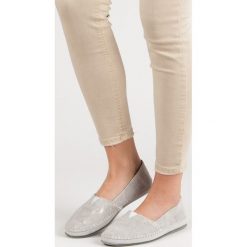SREBRNE SKÓRZANE TRAMPKI SLIP ON. Szare trampki i tenisówki damskie producent niezdefiniowany, bez wzorów, bez zapięcia. Za 149,00 zł.