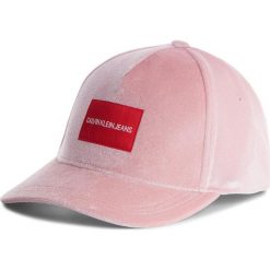 Czapka z daszkiem CALVIN KLEIN JEANS - J Velvet Cap K60K604782 632. Różowe czapki damskie Calvin Klein Jeans, bez wzorów, z poliesteru. Za 159,00 zł.