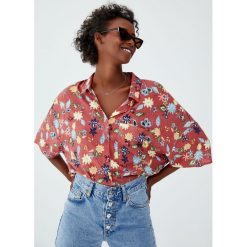Luźna koszula basic z nadrukiem. Szare koszule body damskie marki Pull&Bear, z nadrukiem. Za 59,90 zł.