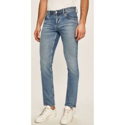 Tommy Hilfiger - Jeansy Denton. Niebieskie jeansy męskie TOMMY HILFIGER, z aplikacjami, z obniżonym stanem. W wyprzedaży za 339,90 zł.
