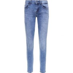 Jeansy Skinny Fit Guess Marilyn W0GA41 D41F1. Niebieskie jeansy damskie Guess. W wyprzedaży za 339,00 zł.