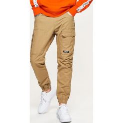 Joggery męskie: Luźne joggery cargo – Żółty