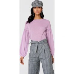 Swetry klasyczne damskie: NA-KD Boho Sweter z bufiastym rękawem – Purple