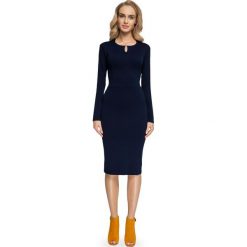 NELIA Sukienka z modelującymi cięciami i opuszczonym ramieniem - granatowa. Niebieskie sukienki damskie Stylove, s, bez wzorów, z dzianiny, bez kołnierzyka, bez rękawów, ołówkowe. Za 169,00 zł.