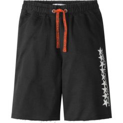 Bermudy dresowe bonprix czarny. Czarne dresy chłopięce marki bonprix, z nadrukiem, z dresówki. Za 37,99 zł.