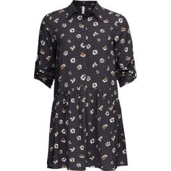 Sukienka szmizjerka bonprix czarny. Czarne sukienki damskie bonprix, w kwiaty, z koszulowym kołnierzykiem, z krótkim rękawem, krótkie, mini, plisowane. Za 129,99 zł.