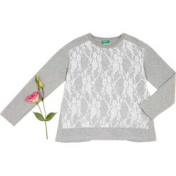 Bluza w kolorze szaro-białym. Szare bluzy niemowlęce Benetton Kids, w koronkowe wzory, z koronki, bez rękawów, bez kaptura. W wyprzedaży za 75,95 zł.