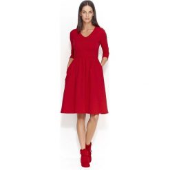 Czerwona Dresowa Sukienka z Szerokim Dołem. Czerwone sukienki balowe Molly.pl, l, z aplikacjami, z dresówki, dekolt w kształcie v, dopasowane. Za 123,90 zł.