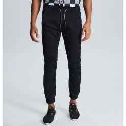Jeansy slim jogger z przeszyciami - Czarny. Czarne jeansy męskie Cropp, m, bez wzorów. Za 139,99 zł.