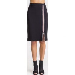 SPÓDNICA Emporio Armani. Czarne spódniczki damskie z materiału, midi, dopasowane. Za 350,00 zł.