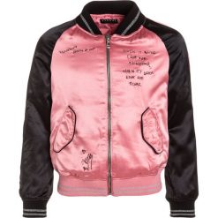 Sisley Kurtka Bomber rose. Czerwone kurtki chłopięce marki Sisley, z elastanu. W wyprzedaży za 161,85 zł.