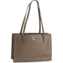 Torebka DKNY - Whitney Lg Cntr Zip R94AHA94 Dune DUN. Pomarańczowe torebki klasyczne damskie DKNY, bez wzorów, ze skóry, klasyczne, na ramię, bez dodatków. Za 1279,00 zł.