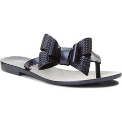 Japonki MELISSA - Harmonic Bow V Ad 32397 Blue 06591. Niebieskie klapki damskie marki Melissa, z aplikacjami, z tworzywa sztucznego, bez obcasa, na obcasie. W wyprzedaży za 149,00 zł.