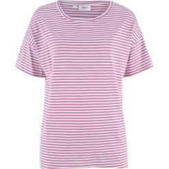 Szeroki shirt w paski, krótki rękaw bonprix matowy jeżynowy - biały w paski. Fioletowe koszulki damskie marki bonprix, w paski, bez kołnierzyka, z krótkim rękawem. Za 34,99 zł.