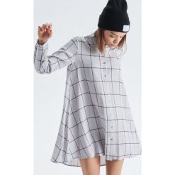 Koszulowa sukienka w kratę - Jasny szary. Szare sukienki damskie Cropp, s, bez wzorów, z koszulowym kołnierzykiem, bez rękawów, koszulowe. W wyprzedaży za 39,99 zł.