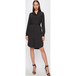 Calvin Klein - Sukienka. Czarne sukienki damskie Calvin Klein, na co dzień, bez wzorów, z poliesteru, casualowe, ze stójką, z długim rękawem, długie, midi, proste. W wyprzedaży za 429,90 zł.