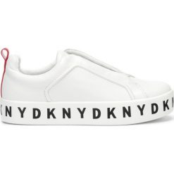 DKNY Bashi Slip On Buty Biały. Białe trampki i tenisówki damskie DKNY, bez wzorów, ze skóry, bez zapięcia. Za 822,95 zł.