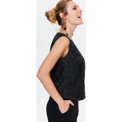Damska bluzka z wyjątkowego materiału. Czarne bluzki damskie Top Secret, bez wzorów, eleganckie, bez kołnierzyka, bez rękawów. Za 89,99 zł.