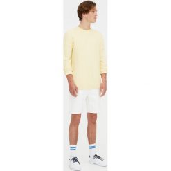 Bermudy jeansowe slim comfort. Białe bermudy męskie Pull&Bear, z denimu. Za 79,90 zł.