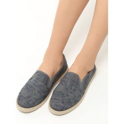 Czarne Espadryle Palm Beach. Czarne espadryle damskie marki Born2be, z nadrukiem, bez obcasa, na płaskiej podeszwie. Za 39,99 zł.