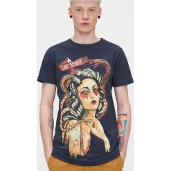 Koszulka z nadrukiem Ink Ready - Granatowy. Niebieskie koszulki męskie Cropp, s, z nadrukiem, bez kołnierzyka, bez rękawów. Za 39,99 zł.