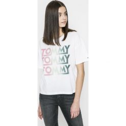 Tommy Jeans - Top. Białe topy damskie marki Tommy Jeans, s, z nadrukiem, z bawełny, z okrągłym kołnierzem. W wyprzedaży za 139,90 zł.