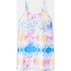 Satynowa sukienka z efektem tie dye - Biały. Białe sukienki damskie Reserved, bez wzorów, z satyny, bez kołnierzyka, bez rękawów. W wyprzedaży za 19,99 zł.