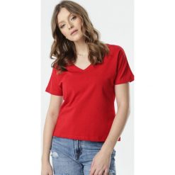 Czerwony T-shirt Wrafdiff. Czerwone bluzki damskie Born2be, s, bez wzorów, z dzianiny, bez kołnierzyka. Za 54,99 zł.