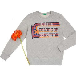 Bluza w kolorze szarym ze wzorem. Szare bluzy niemowlęce Benetton Kids, z nadrukiem, z bawełny, bez rękawów, bez kaptura. W wyprzedaży za 39,95 zł.