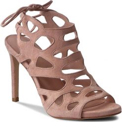 Sandały STUART WEITZMAN - Wildcat Rose Suede. Różowe klapki damskie marki Stuart Weitzman, bez wzorów, ze skóry, bez obcasa, na obcasie. W wyprzedaży za 1099,00 zł.