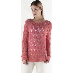 Sweter w kolorze koralowym. Różowe swetry damskie Far Far Fashion, Ryłko by Agnes&Paul, bez wzorów, bez rękawów, bez kaptura. W wyprzedaży za 59,95 zł.