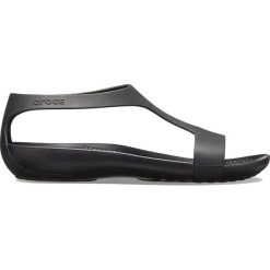 Crocs Serena Flip 205469-060. Klapki damskie Crocs, w paski, eleganckie, bez obcasa, z paskami. W wyprzedaży za 119,99 zł.