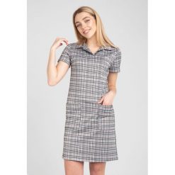 Sukienka w kolorze szarym. Szare sukienki damskie Bessa, Moonlight, bez wzorów, z klasycznym kołnierzykiem, bez rękawów, mini. W wyprzedaży za 139,95 zł.