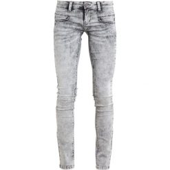 Freeman T. Porter ALEXANDRA Jeansy Slim Fit nikia snow. Białe rurki damskie Freeman T. Porter. W wyprzedaży za 224,95 zł.