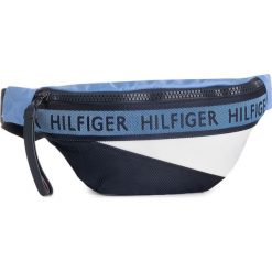 Saszetka nerka TOMMY HILFIGER - Color MIx Crossbody AM0AM04756 902. Niebieskie torby męskie skórzane TOMMY HILFIGER, bez wzorów, z materiału, młodzieżowe. Za 299,00 zł.
