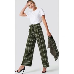 NA-KD Classic Szerokie spodnie w paski - Green. Zielone spodnie damskie NA-KD Classic, z podwyższonym stanem. Za 161,95 zł.