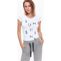 T-SHIRT KRÓTKI RĘKAW DAMSKI W NAPISY. Szare t-shirty damskie marki Top Secret, z napisami, z bawełny. Za 24,99 zł.