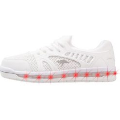 KangaROOS KATHLED II Tenisówki i Trampki white. Białe trampki dziewczęce marki KangaROOS, z tworzywa sztucznego. W wyprzedaży za 160,30 zł.