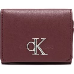 Calvin Klein Monogram Micro Portfel Czerwony. Czerwone portfele damskie Calvin Klein, bez wzorów, z materiału. Za 290,95 zł.