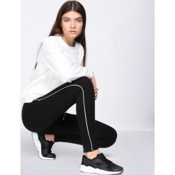 Czarne Spodnie Dresowe Evenness. Czarne spodnie dresowe damskie Born2be, s, z dresówki. Za 49,99 zł.
