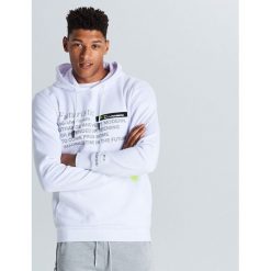 Biała bluza z napisami - Biały. Białe bluzy męskie Cropp, s, z napisami, bez kołnierzyka, bez rękawów, bez kaptura. W wyprzedaży za 59,99 zł.