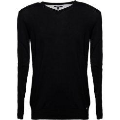 Sweter w kolorze czarnym. Czarne swetry męskie Pepe Jeans, Mexx, Pierre Cardin, s, bez wzorów, z bawełny, bez kołnierzyka, bez kaptura. W wyprzedaży za 137,95 zł.